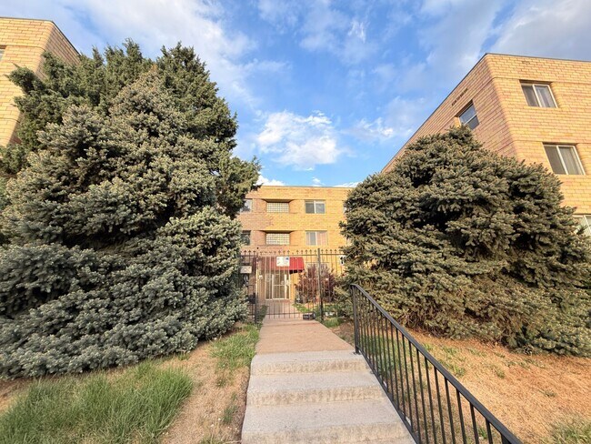 Building Photo - Turnkey Top-Floor Living in Gated Community Near City Park, Dining & Hospitals