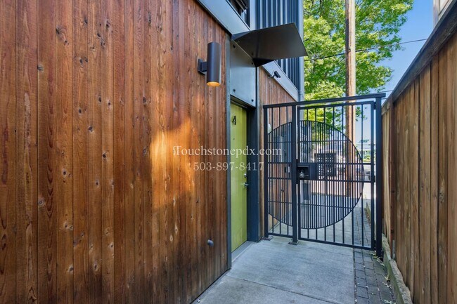 Building Photo - Ground-Level Modern Apartment at Bradley Commons!