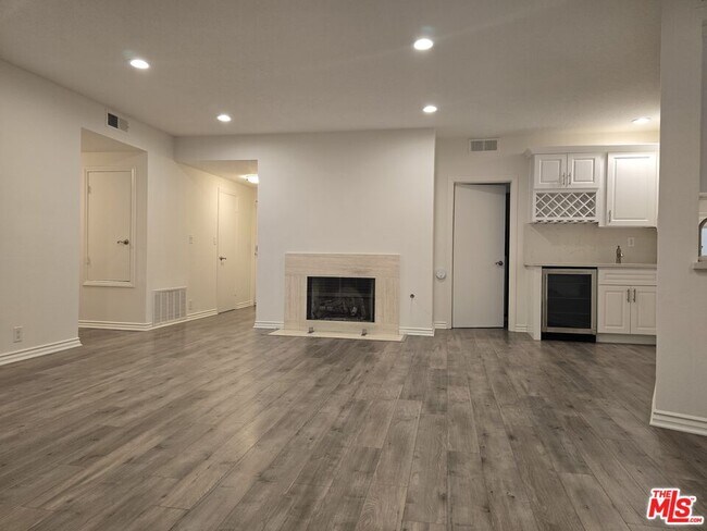 Building Photo - 4444 Wilshire Blvd