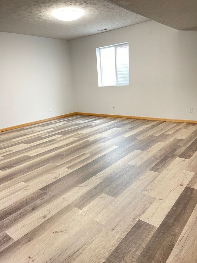 Building Photo - Move-in Special offer!!! Stunning 5 bedroo...