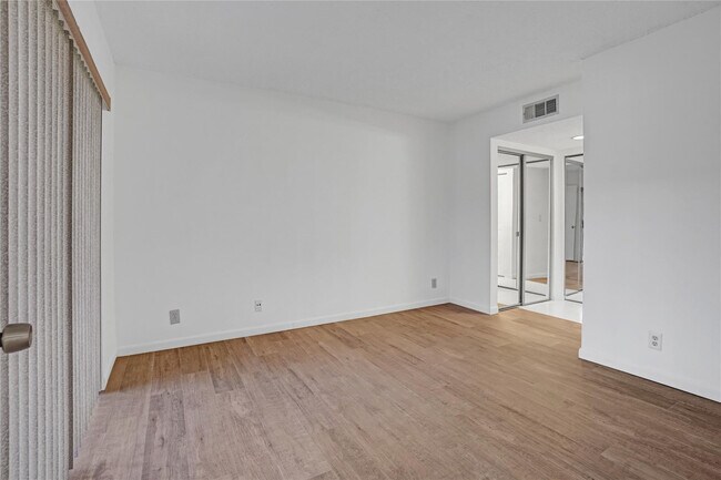 Building Photo - 1560 SE Royal Green Cir