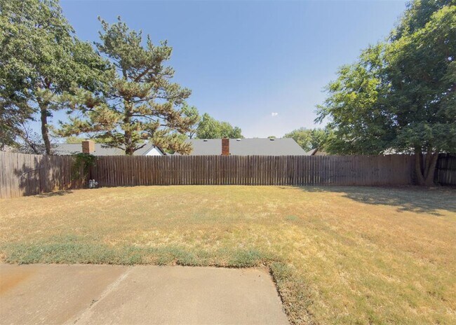 Building Photo - 812 Countrywood Ln
