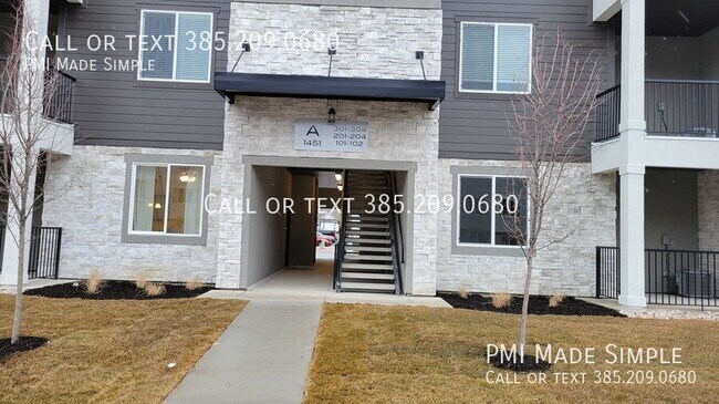 Building Photo - Gorgeous Top Floor Condo! Great Views!