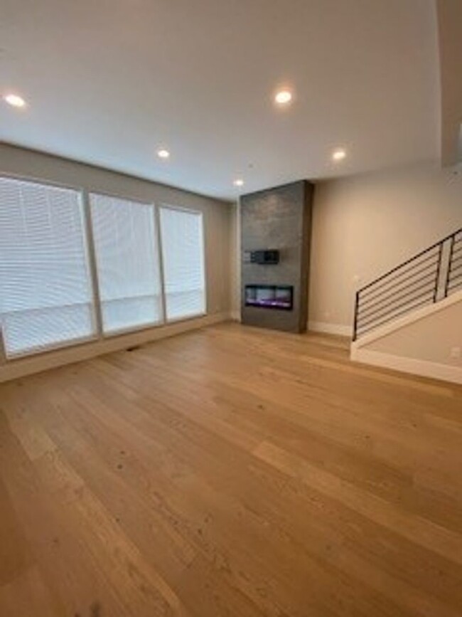 Building Photo - Welcome to the Beautiful Modern Townhome i...