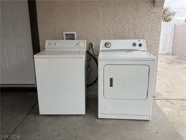 Building Photo - 5813 Evergreen Ave