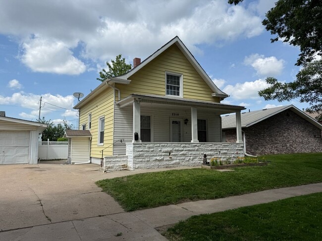 Building Photo - Home w/ Huge 2-stall Garage