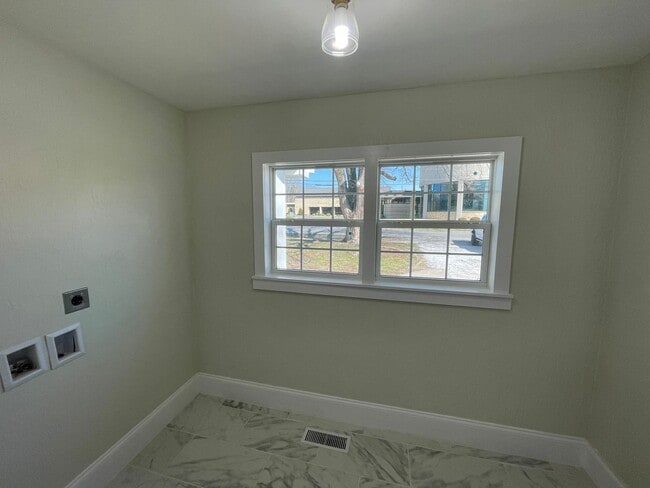 Building Photo - GORGEOUS 4 BEDROOM HOME