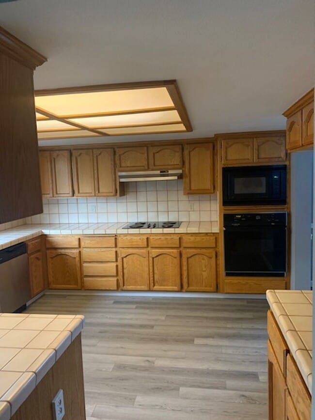 Building Photo - Beautiful 4 Bedroom 2 Bath Located in Nort...