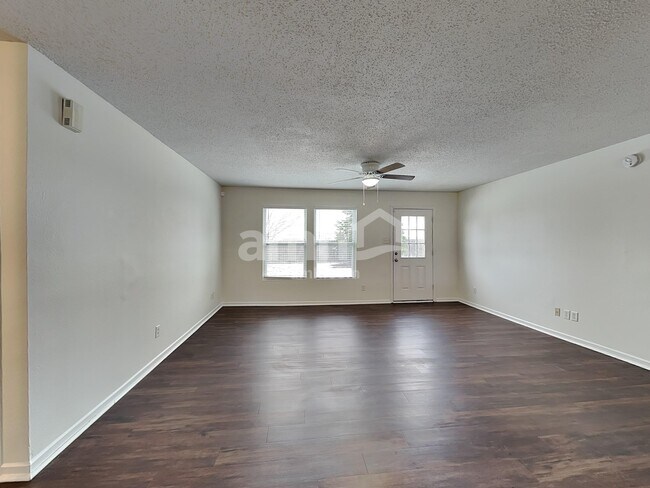 Building Photo - 527 Bourneside Dr