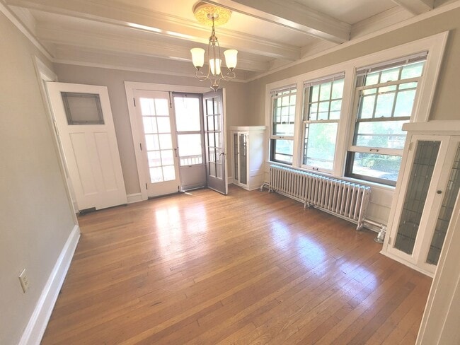 Building Photo - 2541 N Lake Dr