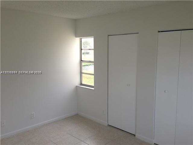 Building Photo - 895 Twin Lakes Dr