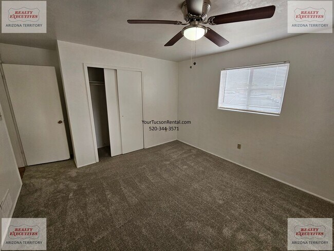 Building Photo - Grant & Silverbell Rd 3/1.5 with A/C