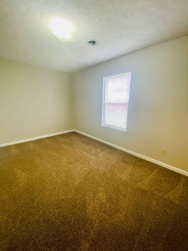 Building Photo - 3 Bed Home close to FT Campbell and I-24