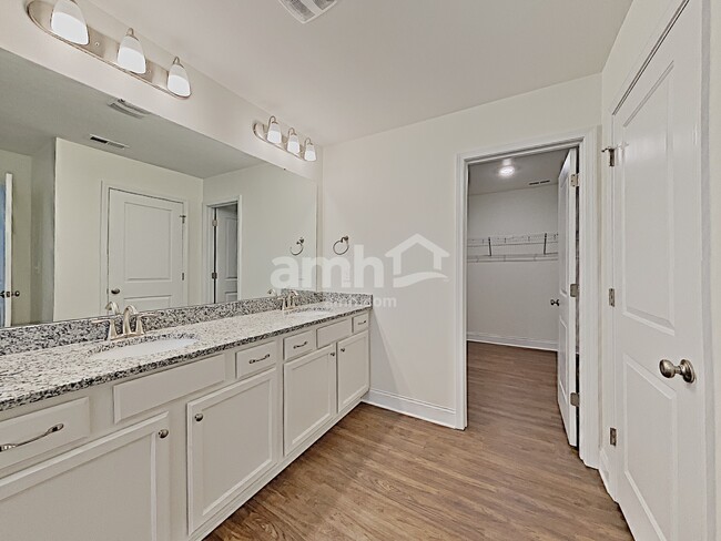 Building Photo - 303 Elmhurst Dr