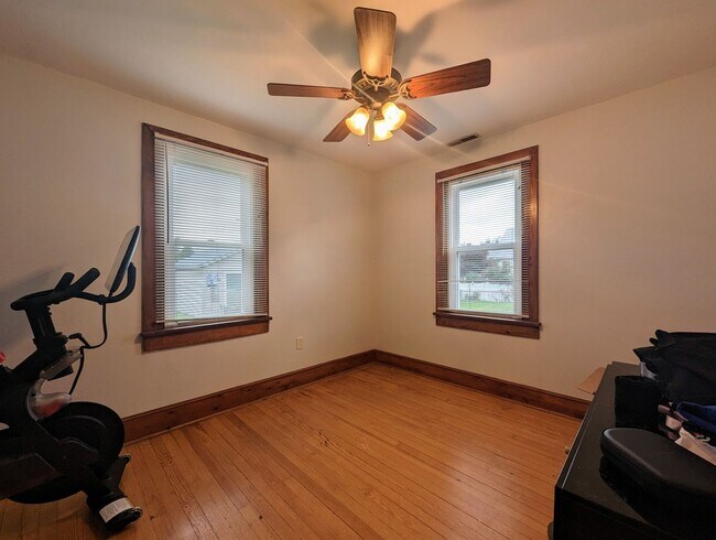 Building Photo - 3-Bedroom Gem with Master Suite and Detach...