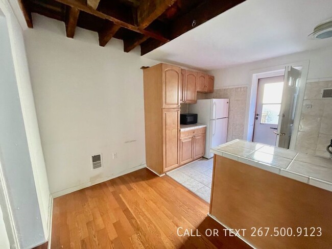 Building Photo - Renovated 2bd apt in Northern Liberties. D...