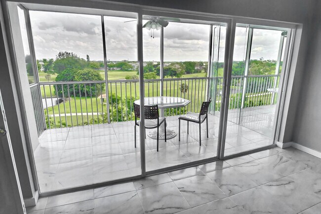 Building Photo - 3050 N Palm Aire Dr