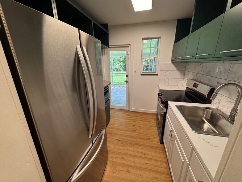 Building Photo - 5765 SW 48th St