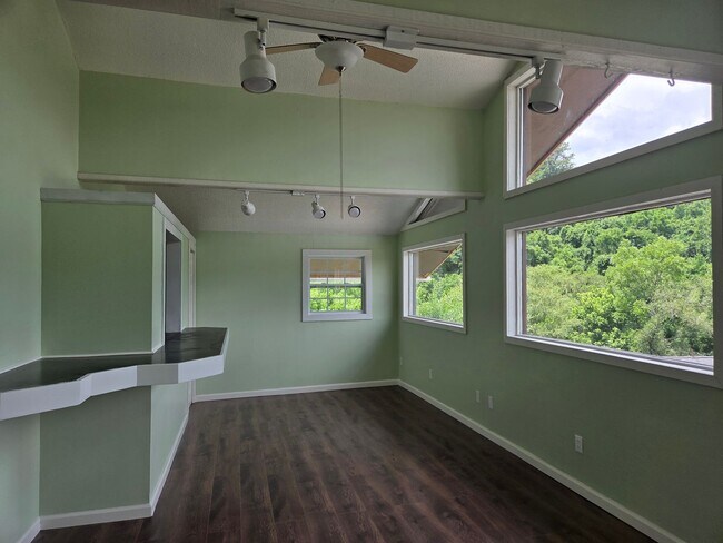 Building Photo - 2 Bedroom / 1 Bath bonus room, large living kitchen/dining room combo duplex