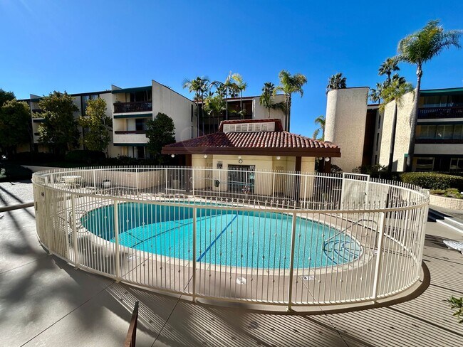 Building Photo - Prime 2 Bed, 2 Bath in La Jolla!