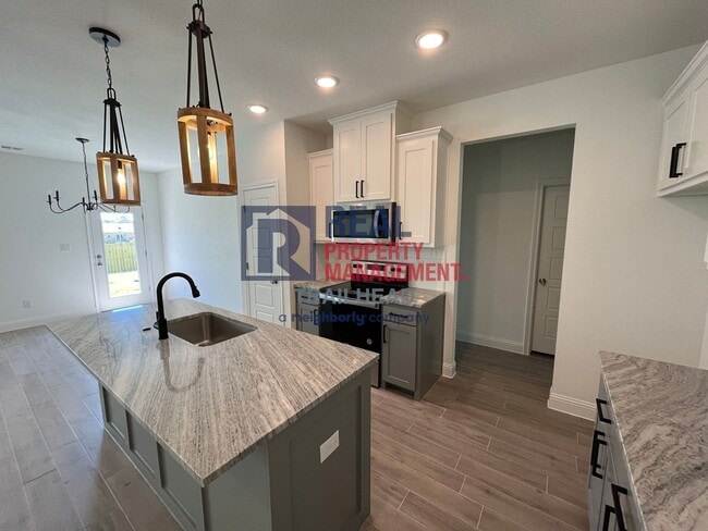 Building Photo - Stylish 3 Bed, 2 Bath Home in Gated Lakesi...