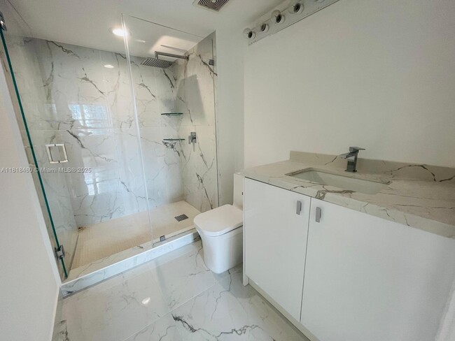Building Photo - 1155 Brickell Bay Dr