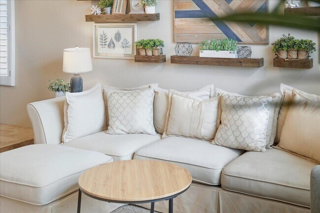 Building Photo - 1909 E Coral Tree Dr