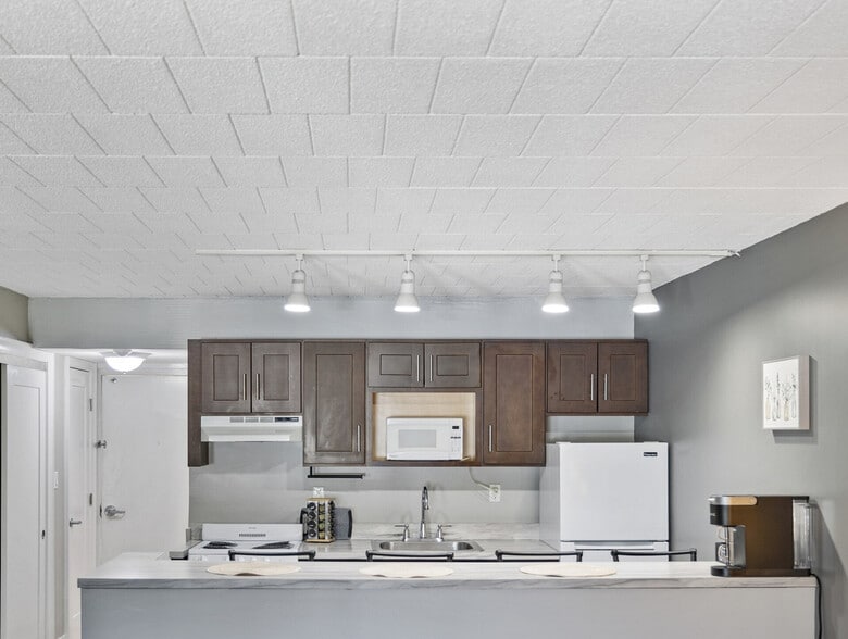 Building Photo - 30 U.S. 9W-SI ID1466756P