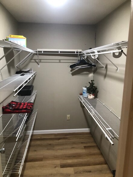 Building Photo - 514 Laurel Ave