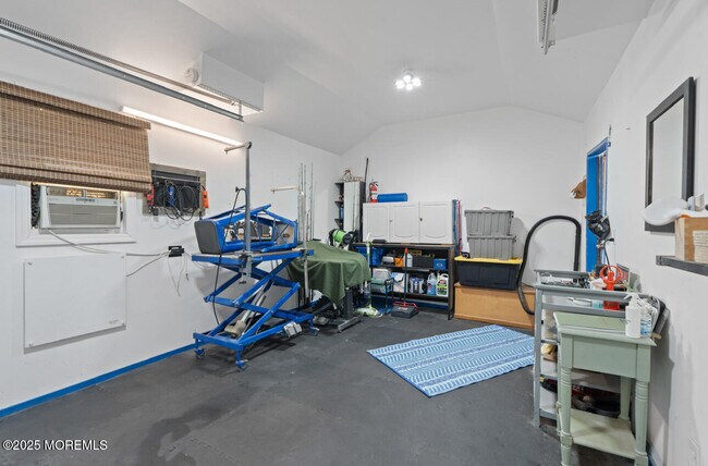 Building Photo - 517 Laurel Ave