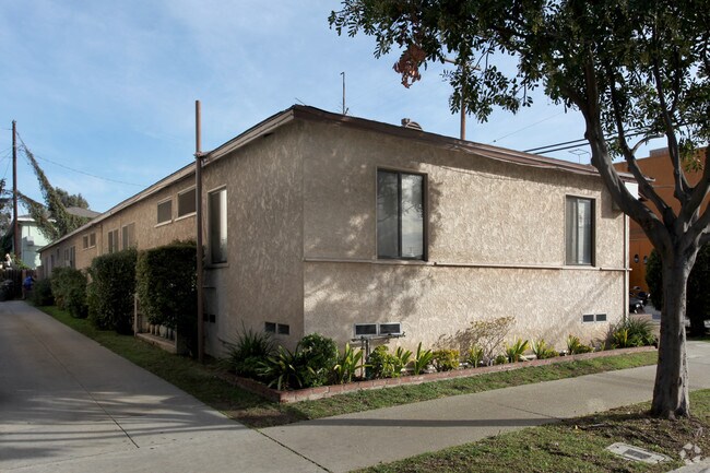 Building Photo - 724 Temple Ave.