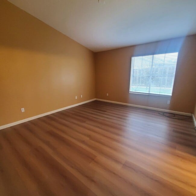 Building Photo - Single Story 3/2 with Great Open Floorplan in Brentwood