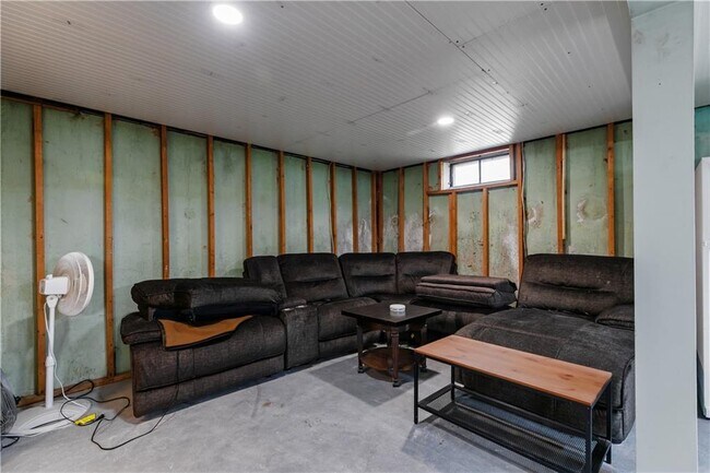 Building Photo - 12 Philips St