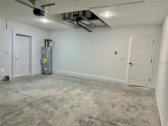 Building Photo - 13075 House Finch Rd