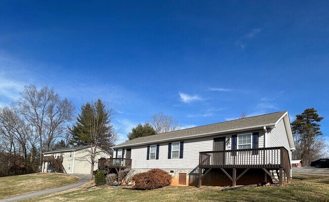Building Photo - Candler - Recently Renovated Apt Ready for Occupancy!