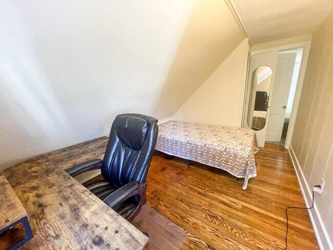 Building Photo - 705 E Seneca St