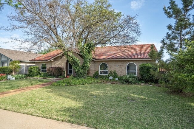 Building Photo - 2121 Sunrise Trail