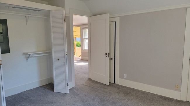 Building Photo - Bright and Spacious vintage 2 bedroom apar...