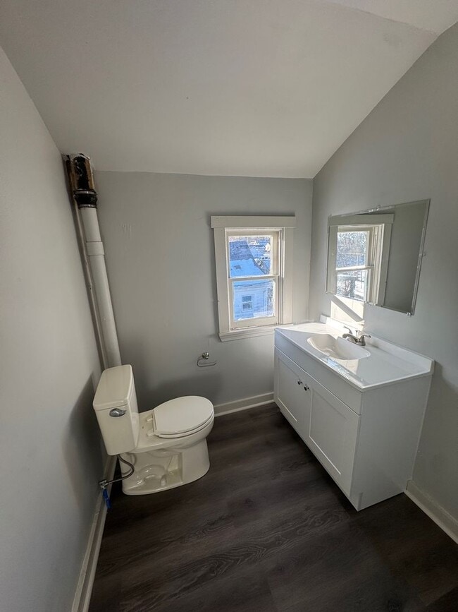 Building Photo - 315 Center St