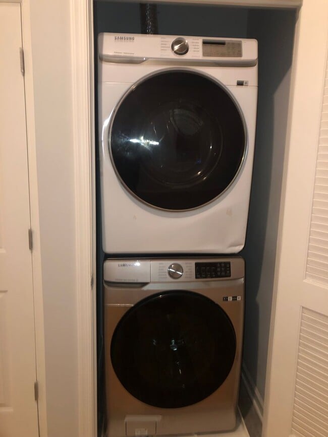 Building Photo - 3 bedroom 1.5 bathroom voucher holders wanted Baltimore City