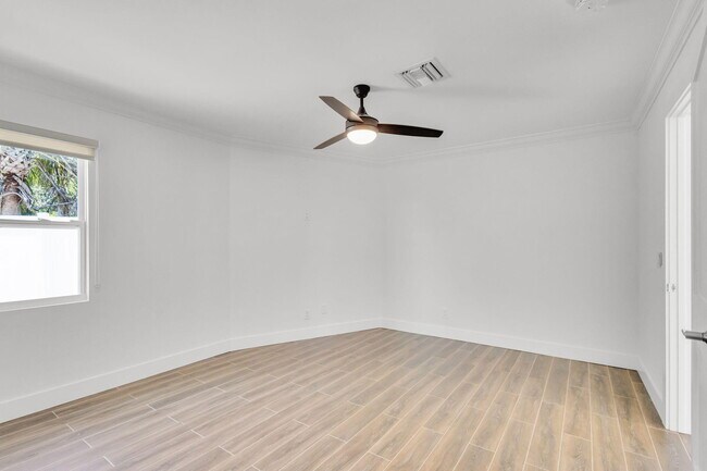 Building Photo - 204 W Whitney Dr