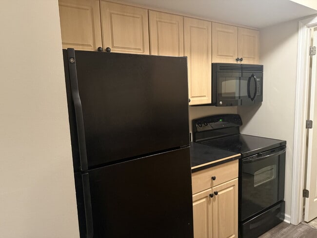 Building Photo - "Cozy 1-Bedroom Condo Retreat in Harrison Twp - Perfect Blend of Comfort and Convenience!"