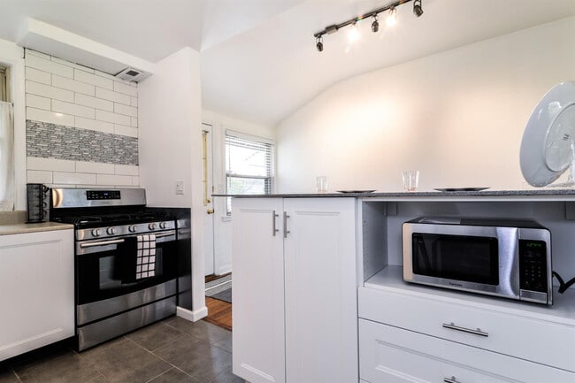 Building Photo - 2263 Parkwood Ave