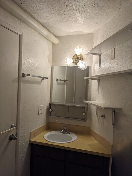 Building Photo - 3118 E MARIETTA AVE APT 2