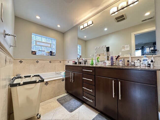 Building Photo - 907 N Damen Ave