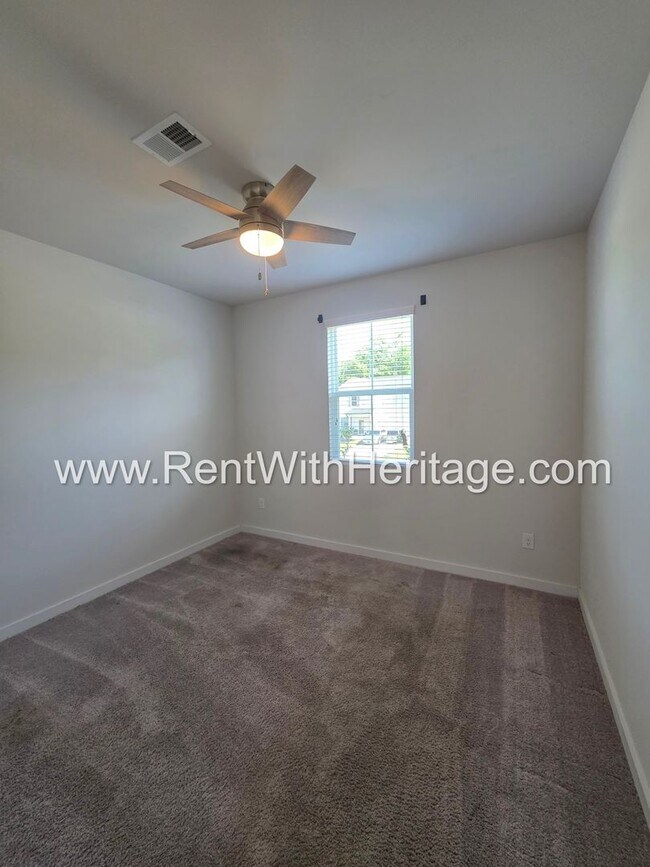 Building Photo - 8650 Paradise Dr