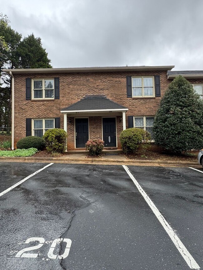 Building Photo - 3-Bedroom Townhome Just Minutes From Downtown Hickory!