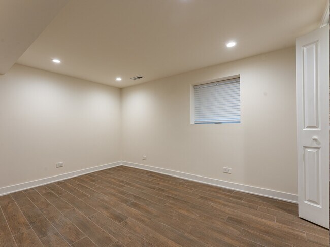Building Photo - 5117 W Cullom Ave