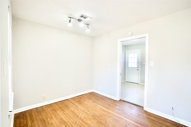 Building Photo - 8733 Robindell Dr