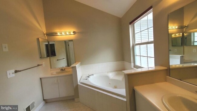 Building Photo - 101 Treymore Ct